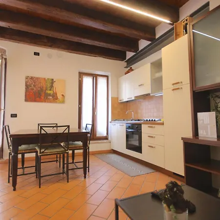 Vr - Casa Di Mezzo *